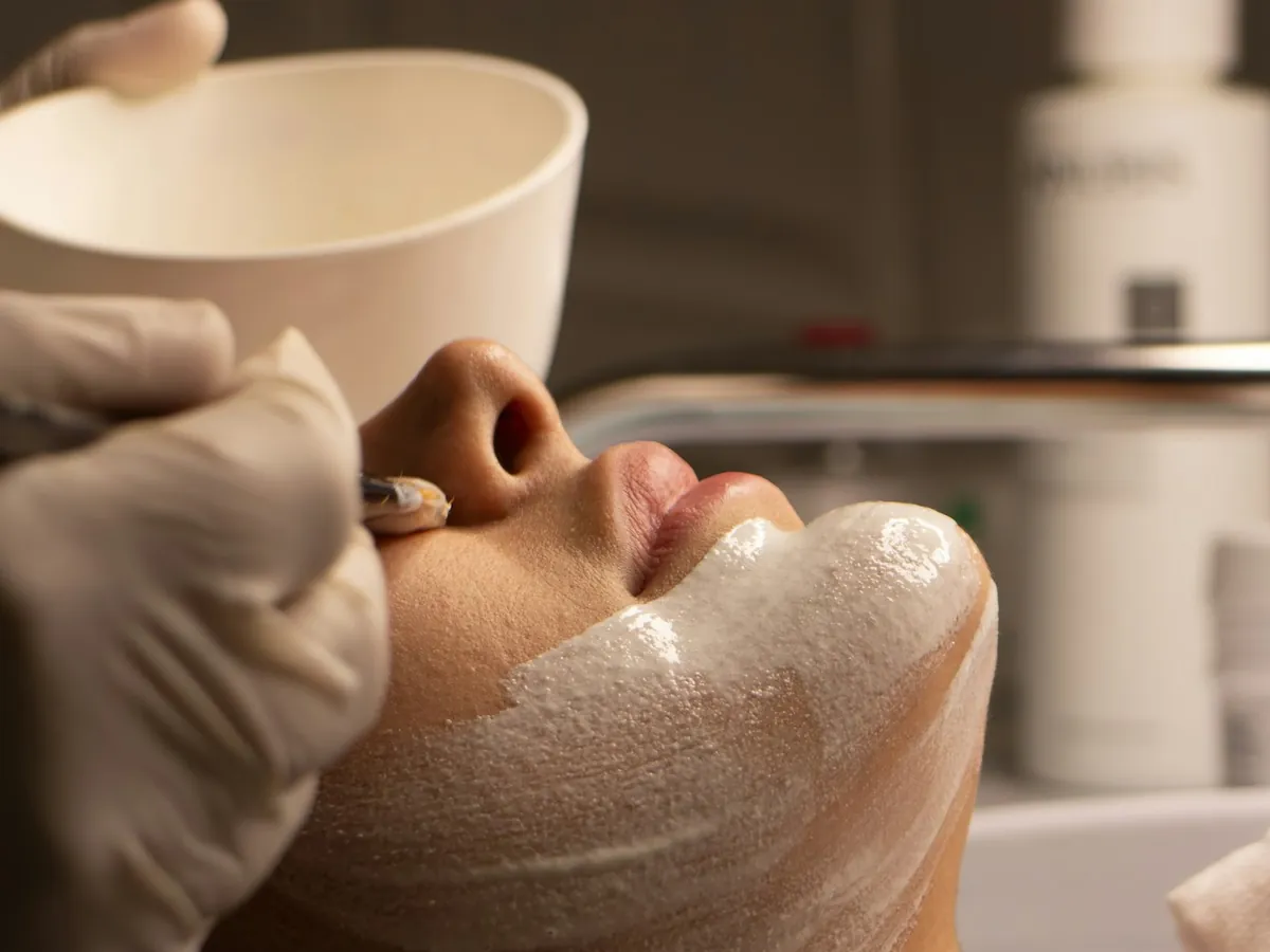 Aplicación de tratamiento facial con pincel