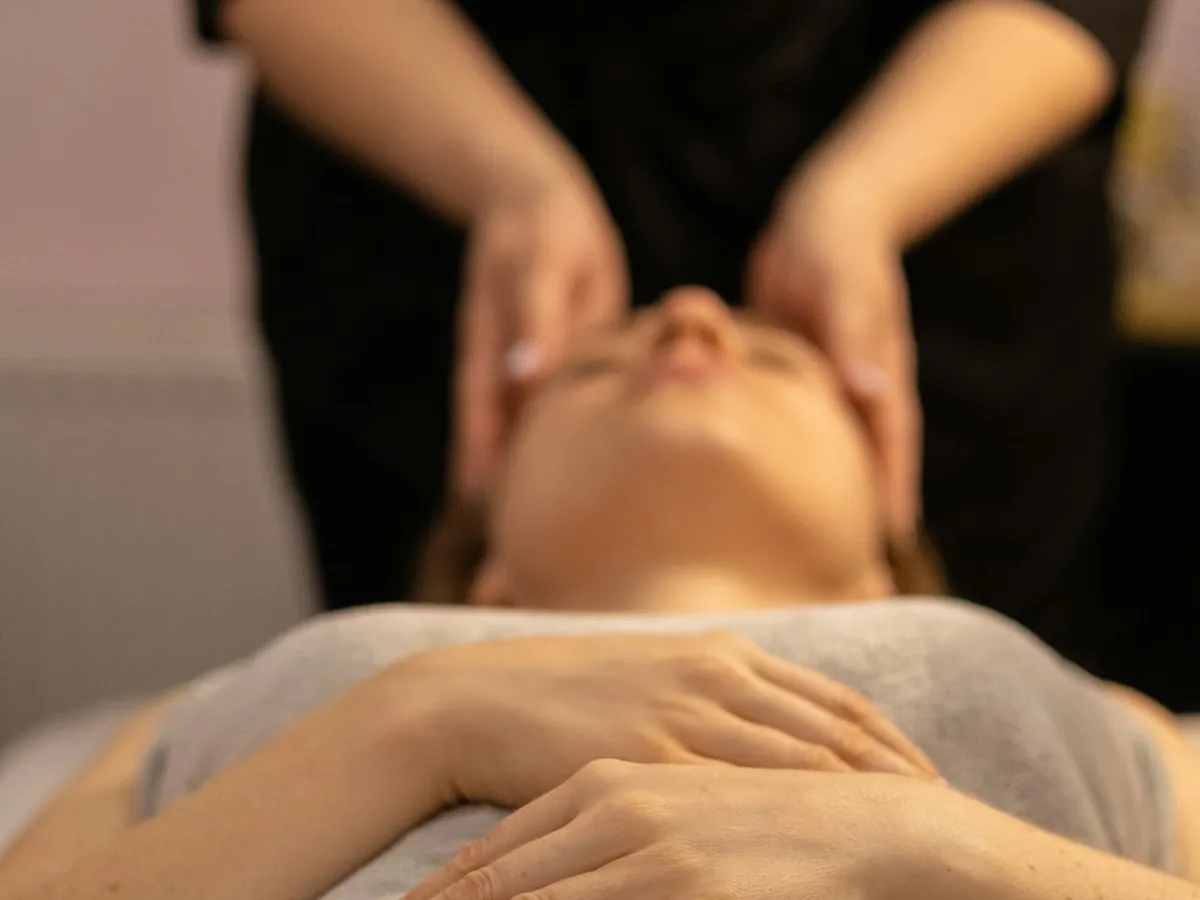 Masaje facial durante una sesión